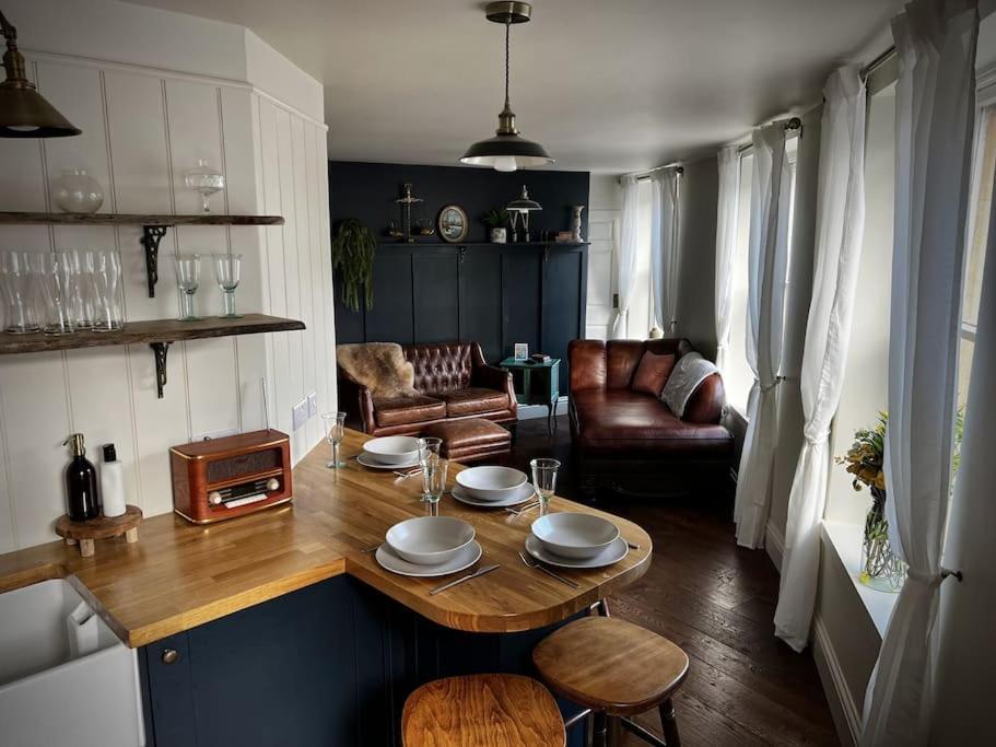 Period Apartment, Great Views, In Heart Of Town. Bradford-On-Avon Extérieur photo